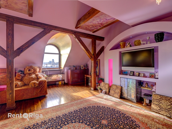 Sludinājumi. Izsmalcināts divlīmeņu dzīvoklis renovētā vēsturiskā ēkā pašā Rīgas sirdī   Tiešs skatu uz Brīvības Cena: 394000 EUR Foto #3