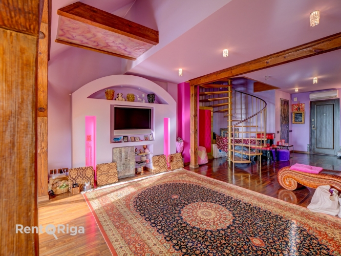 Sludinājumi. Izsmalcināts divlīmeņu dzīvoklis renovētā vēsturiskā ēkā pašā Rīgas sirdī   Tiešs skatu uz Brīvības Cena: 394000 EUR Foto #7