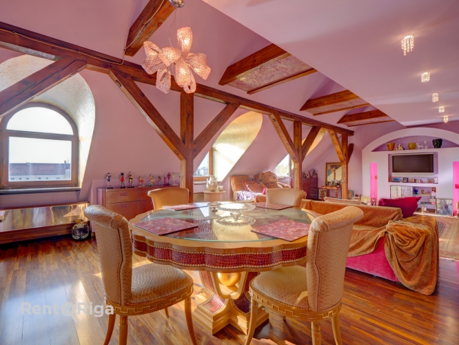 Sludinājumi. Izsmalcināts divlīmeņu dzīvoklis renovētā vēsturiskā ēkā pašā Rīgas sirdī   Tiešs skatu uz Brīvības Cena: 394000 EUR Foto #1