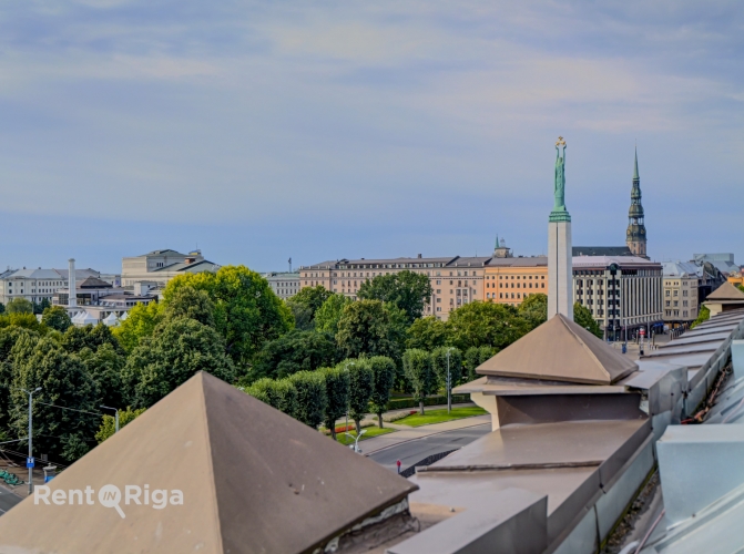 Sludinājumi. Izsmalcināts divlīmeņu dzīvoklis renovētā vēsturiskā ēkā pašā Rīgas sirdī   Tiešs skatu uz Brīvības Cena: 394000 EUR Foto #6