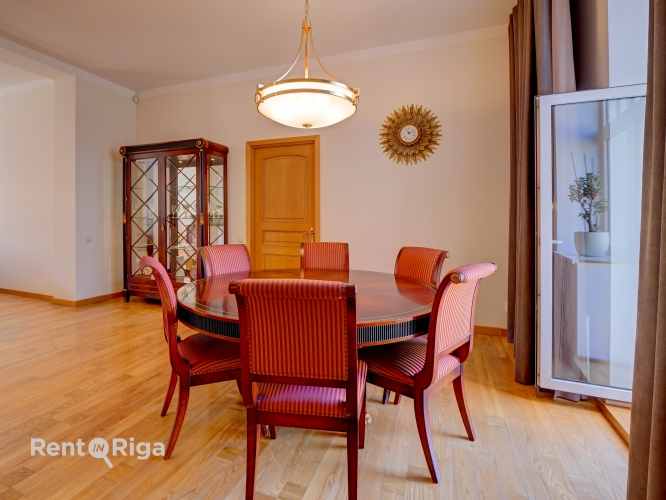 Sludinājumi. Pārdod elegantu 5istabu dzīvokli Rīgas Klusajā centrā  vēstniecību rajonā  Plašs, gaišs un saulains Cena: 540000 EUR Foto #8