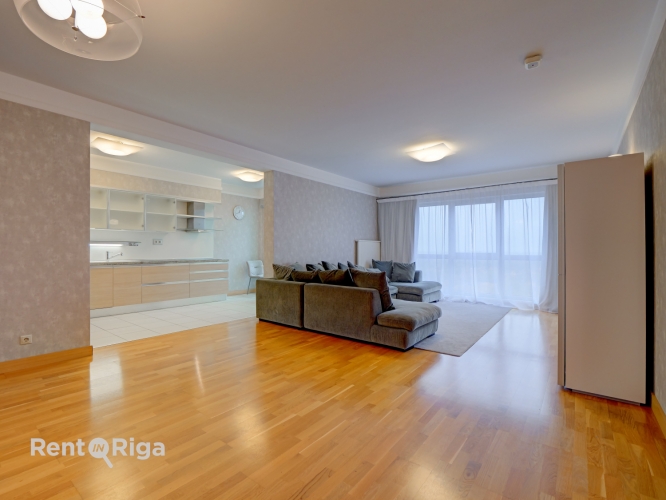 Sludinājumi. Trīs guļamistabu dzīvoklis ar balkonu un stāvvietu!   Īrei tiek piedāvāts moderns un mājīgs Cena: 1260 EUR/mēn Foto #3