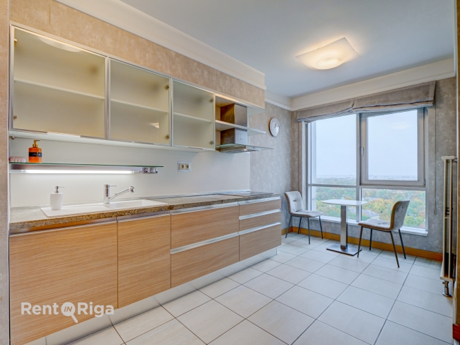 Sludinājumi. Trīs guļamistabu dzīvoklis ar balkonu un stāvvietu!   Īrei tiek piedāvāts moderns un mājīgs Cena: 1260 EUR/mēn Foto #5