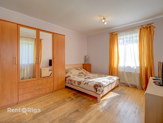 Sludinājumi. Pārdod plašu 2 stāvu ģimenes māju Dārziņos  Ideāla vieta, kur baudīt privātumu un lauku mājas Cena: 155000 EUR Foto #3