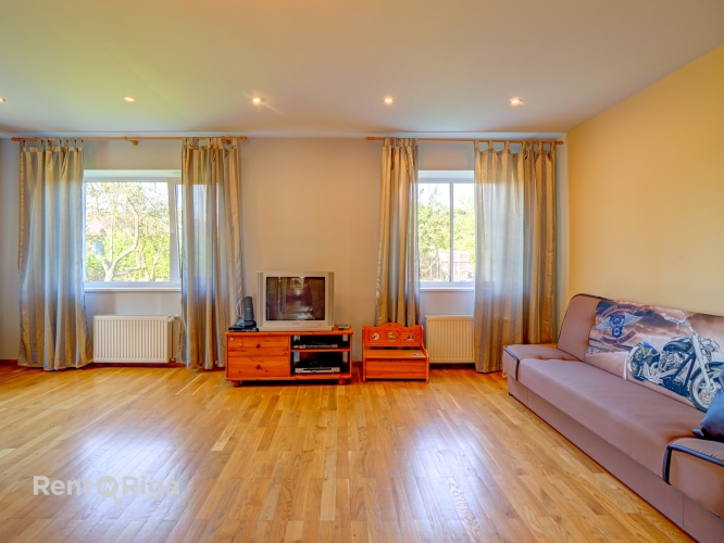 Sludinājumi. Pārdod plašu 2 stāvu ģimenes māju Dārziņos  Ideāla vieta, kur baudīt privātumu un lauku mājas Cena: 155000 EUR Foto #6