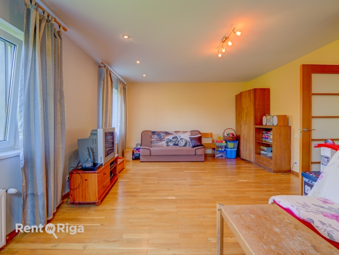 Sludinājumi. Pārdod plašu 2 stāvu ģimenes māju Dārziņos  Ideāla vieta, kur baudīt privātumu un lauku mājas Cena: 155000 EUR Foto #7