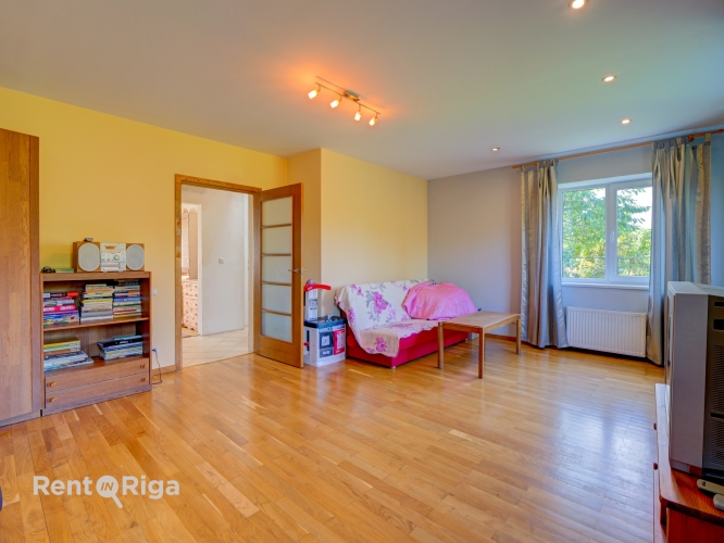 Sludinājumi. Pārdod plašu 2 stāvu ģimenes māju Dārziņos  Ideāla vieta, kur baudīt privātumu un lauku mājas Cena: 155000 EUR Foto #8