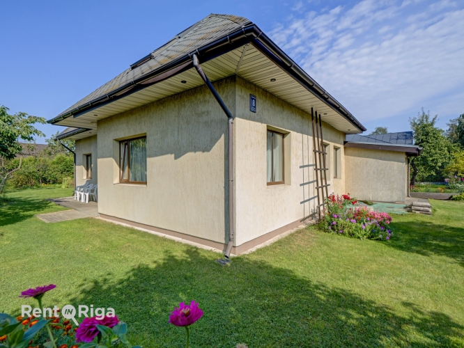 Sludinājumi. Pārdod plašu 2 stāvu ģimenes māju Dārziņos  Ideāla vieta, kur baudīt privātumu un lauku mājas Cena: 155000 EUR Foto #2