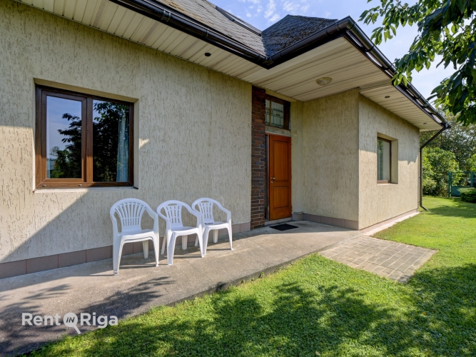 Sludinājumi. Pārdod plašu 2 stāvu ģimenes māju Dārziņos  Ideāla vieta, kur baudīt privātumu un lauku mājas Cena: 155000 EUR Foto #1