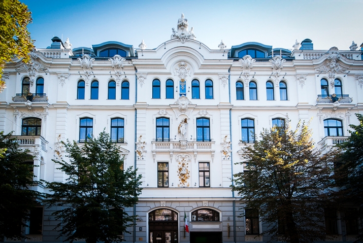 Sludinājumi. Izīrē plašu un prestižu dzīvokli namā \'Aleksandra\' - Ausekļa ielā 4!  Dzīvokļa kopējā platība ir Cena: 2200 EUR/mēn Foto #1