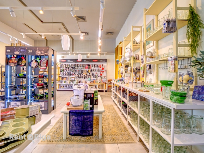 Sludinājumi. Tirdzniecības/restorāna telpas ar plašiem skatlogiem, pretī Berga bazāram.  Šobrīd īpašums ir Cena: 700000 EUR Foto #4