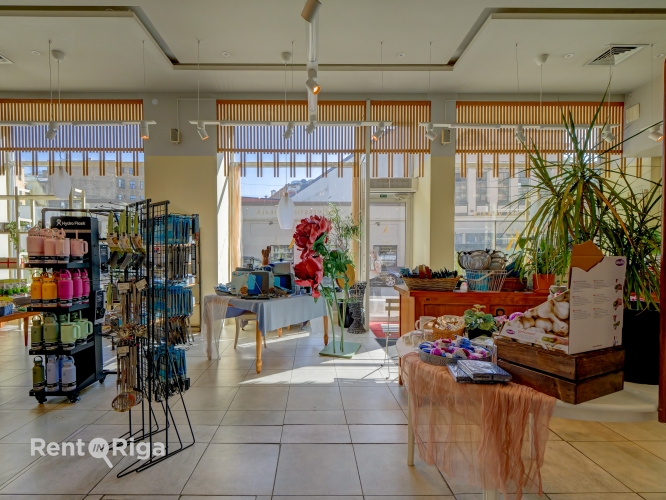 Sludinājumi. Tirdzniecības/restorāna telpas ar plašiem skatlogiem, pretī Berga bazāram.  Šobrīd īpašums ir Cena: 700000 EUR Foto #2