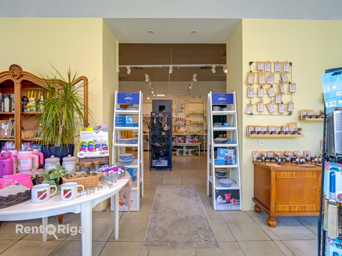 Sludinājumi. Tirdzniecības/restorāna telpas ar plašiem skatlogiem, pretī Berga bazāram.  Šobrīd īpašums ir Cena: 700000 EUR Foto #7