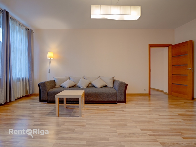 Sludinājumi. Īrei tiek piedāvāts divu istabu dzīvoklis centrā, dzīvoklis sastāv no 2 istabām, viena ir Cena: 580 EUR/mēn Foto #6