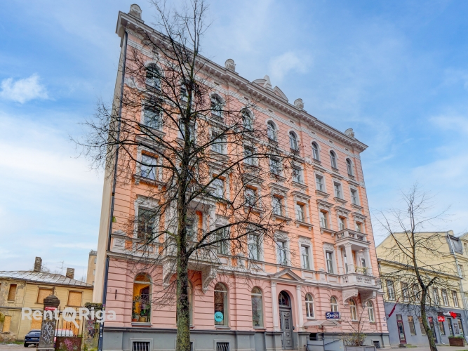 Sludinājumi. Īrei tiek piedāvāts divu istabu dzīvoklis centrā, dzīvoklis sastāv no 2 istabām, viena ir Cena: 580 EUR/mēn Foto #1