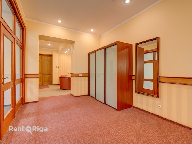 Sludinājumi. Izīrē Biroja telpas renovētā ēkā Rīgas centrā, Kr. Valdemāra ielā 20.  Piedāvājam biroja telpas Cena: 2427 EUR/mēn Foto #3