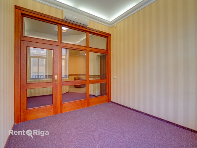Sludinājumi. Izīrē Biroja telpas renovētā ēkā Rīgas centrā, Kr. Valdemāra ielā 20.  Piedāvājam biroja telpas Cena: 2427 EUR/mēn Foto #8