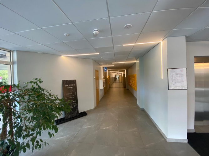 Sludinājumi. Iznomā biroja telpas Elijas ielā. Birojs atrodas ēkas 4. stāvā.  Gaišs un saulains birojs, kas Cena: 3825 EUR/mēn Foto #3