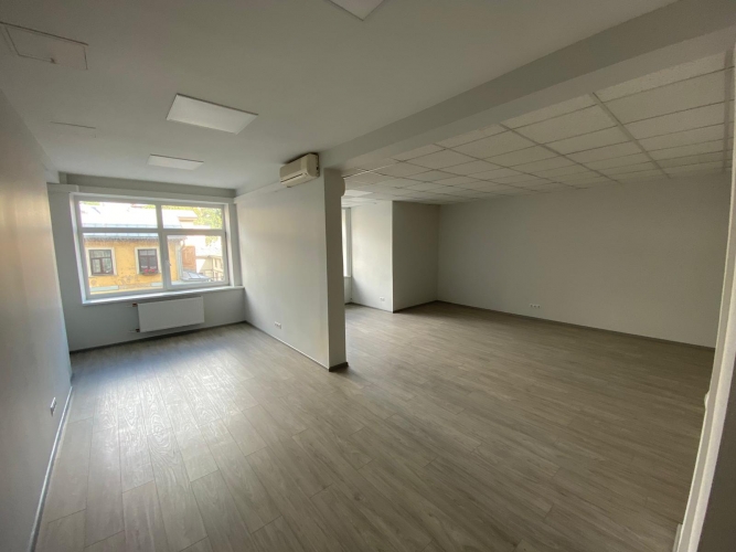 Sludinājumi. Iznomā biroja telpas Elijas ielā. Birojs atrodas ēkas 4. stāvā.  Gaišs un saulains birojs, kas Cena: 3825 EUR/mēn Foto #6