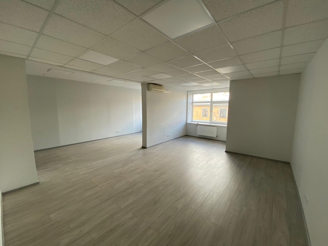 Sludinājumi. Iznomā biroja telpas Elijas ielā. Birojs atrodas ēkas 4. stāvā.  Gaišs un saulains birojs, kas Cena: 3825 EUR/mēn Foto #7