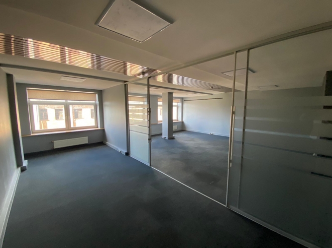 Sludinājumi. Iznomā biroja telpas Elijas ielā. Birojs atrodas ēkas 4. stāvā.  Gaišs un saulains birojs, kas Cena: 3825 EUR/mēn Foto #9