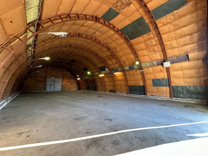 Sludinājumi. Noliktavas telpas Rumubulā.  + Puse pusapaļais angārs 225 m2; + 1. stāvs; + Vārti 4.2x3m; + Cena: 900 EUR/mēn Foto #2