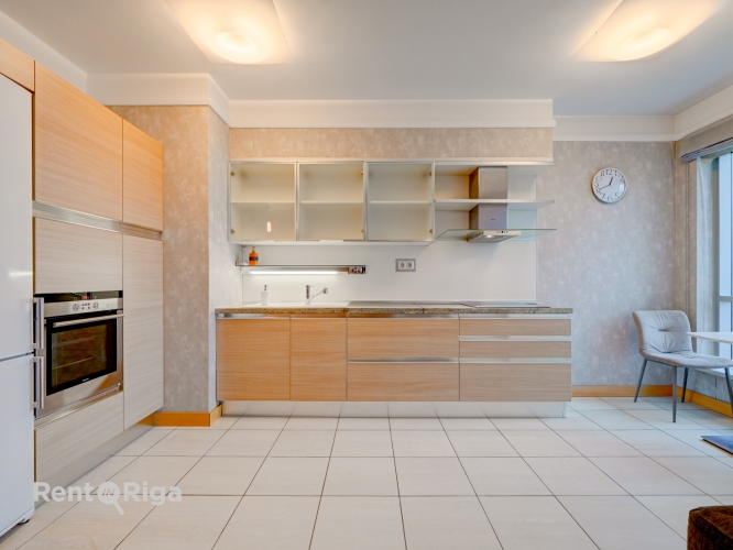 Sludinājumi. Dzīvoklis, kura skats pa logiem nosaka tā unikālo vērtību!   Gaišs un plašs dzīvoklis Panorama Cena: 351000 EUR Foto #6