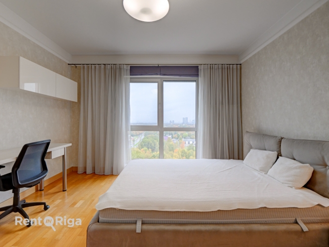 Sludinājumi. Dzīvoklis, kura skats pa logiem nosaka tā unikālo vērtību!   Gaišs un plašs dzīvoklis Panorama Cena: 320000 EUR Foto #1