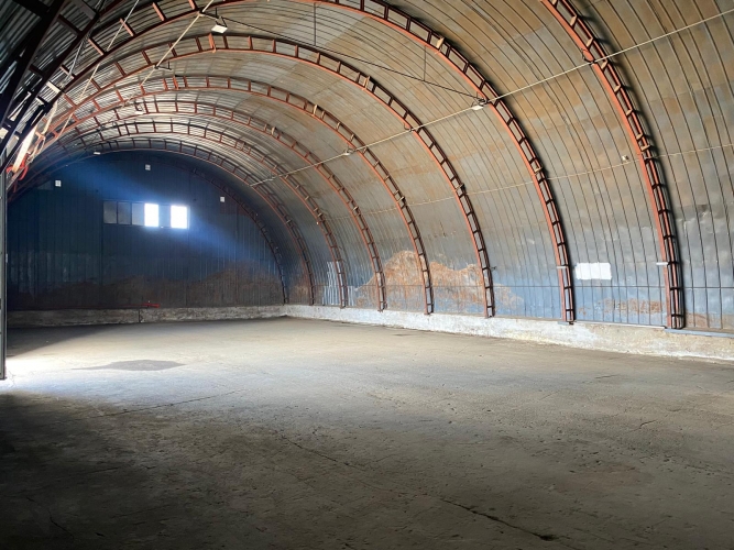 Sludinājumi. Noliktavas telpas Rumubulā.  + Puse pusapaļais angārs 450 m2; + 1. stāvs; + Jauni vārti 4.2x4,.2m; Cena: 1800 EUR/mēn Foto #2