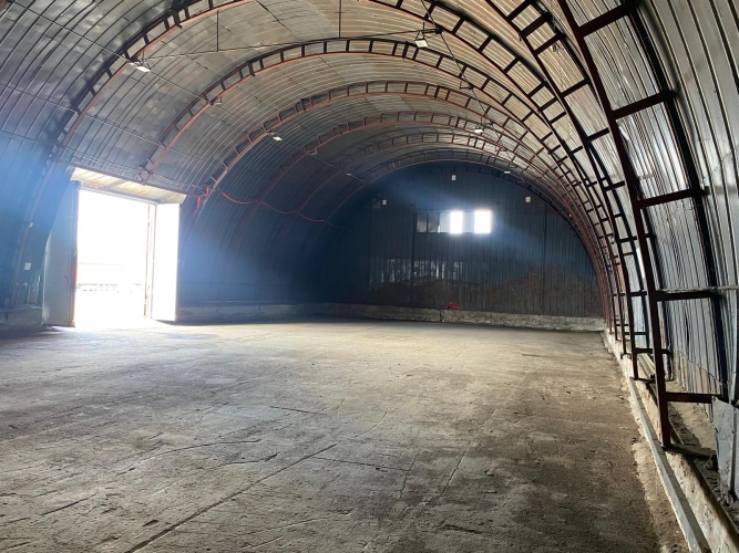 Sludinājumi. Noliktavas telpas Rumubulā.  + Puse pusapaļais angārs 450 m2; + 1. stāvs; + Jauni vārti 4.2x4,.2m; Cena: 1800 EUR/mēn Foto #3