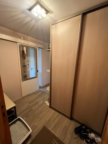 Sludinājumi. Dzīvoklis ar izcilu atrašanās vietu  blakus sabiedriskā transporta pieturvietām, 15 minūšu Cena: 165000 EUR Foto #2