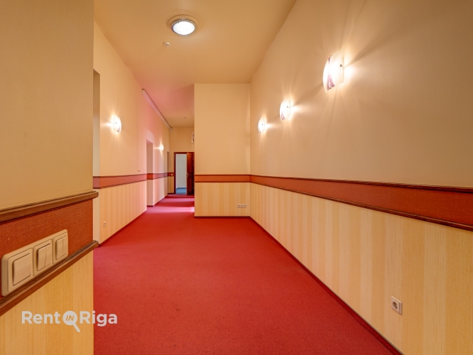 Sludinājumi. Izīrē Biroja telpas renovētā ēkā Rīgas centrā, Kr. Valdemāra ielā 20.  Piedāvājam biroja telpas Cena: 2490 EUR/mēn Foto #4