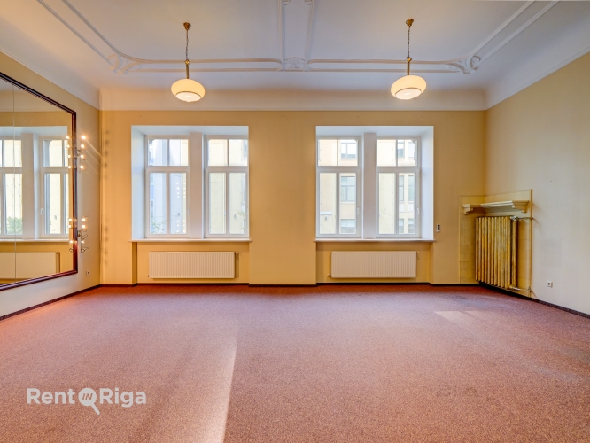 Sludinājumi. Izīrē Biroja telpas renovētā ēkā Rīgas centrā, Kr. Valdemāra ielā 20.  Piedāvājam biroja telpas Cena: 2490 EUR/mēn Foto #1