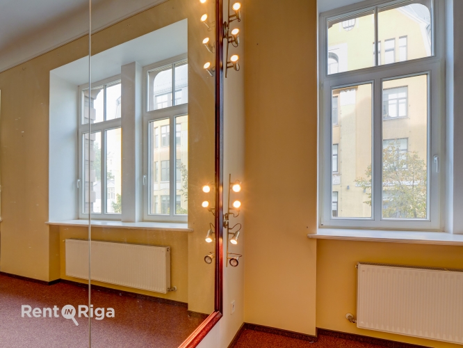 Sludinājumi. Izīrē Biroja telpas renovētā ēkā Rīgas centrā, Kr. Valdemāra ielā 20.  Piedāvājam biroja telpas Cena: 2490 EUR/mēn Foto #2