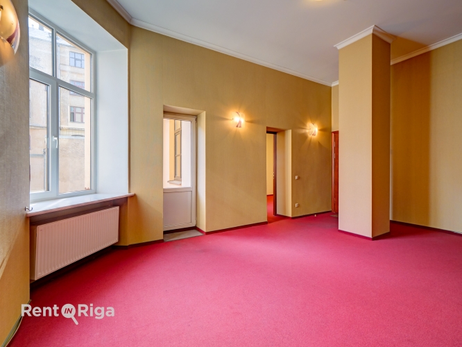 Sludinājumi. Izīrē Biroja telpas renovētā ēkā Rīgas centrā, Kr. Valdemāra ielā 20.  Piedāvājam biroja telpas Cena: 2490 EUR/mēn Foto #3