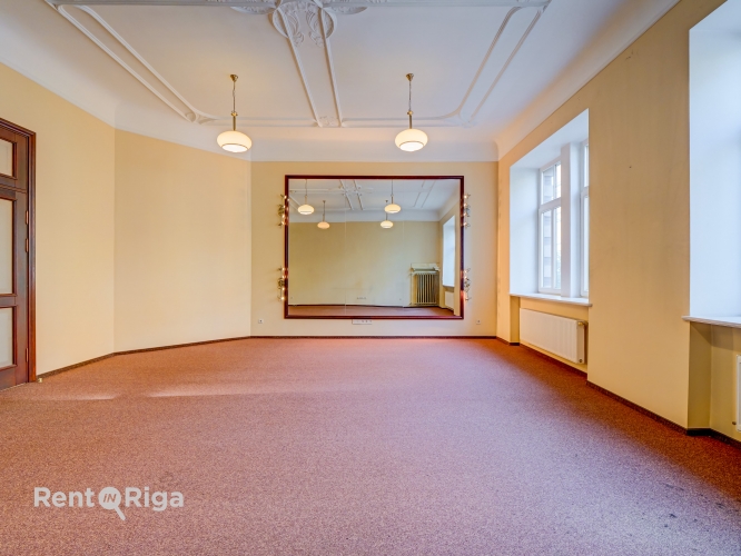 Sludinājumi. Izīrē Biroja telpas renovētā ēkā Rīgas centrā, Kr. Valdemāra ielā 20.  Piedāvājam biroja telpas Cena: 2490 EUR/mēn Foto #7