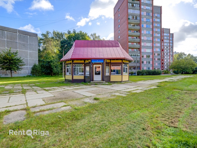 Sludinājumi. Nomas piedāvājums  komercēka ar plašām iespējām  Iznomā vienstāvu, atsevišķi stāvoša komercēka ar Cena: 450 EUR/mēn Foto #1