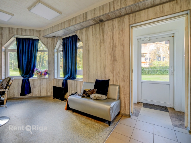 Sludinājumi. Nomas piedāvājums  komercēka ar plašām iespējām  Iznomā vienstāvu, atsevišķi stāvoša komercēka ar Cena: 450 EUR/mēn Foto #2