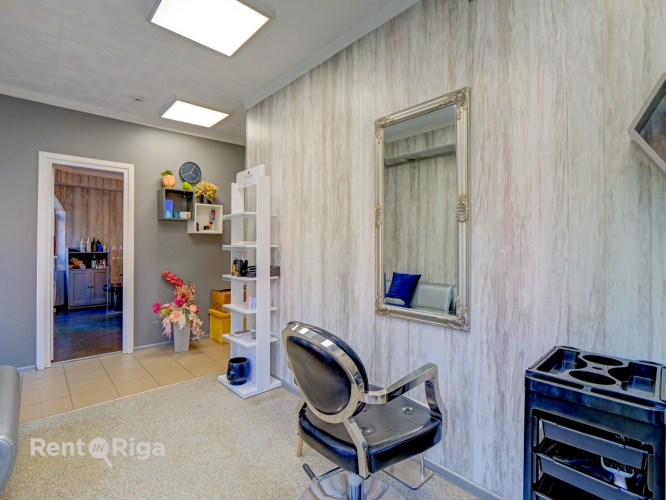 Sludinājumi. Nomas piedāvājums  komercēka ar plašām iespējām  Iznomā vienstāvu, atsevišķi stāvoša komercēka ar Cena: 450 EUR/mēn Foto #5