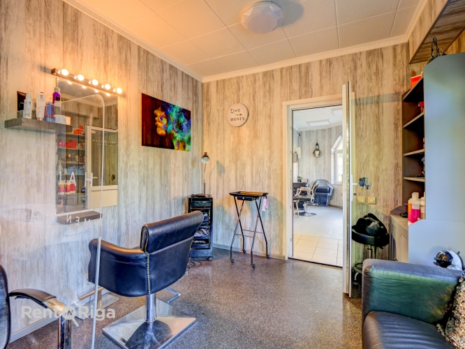 Sludinājumi. Nomas piedāvājums  komercēka ar plašām iespējām  Iznomā vienstāvu, atsevišķi stāvoša komercēka ar Cena: 450 EUR/mēn Foto #9