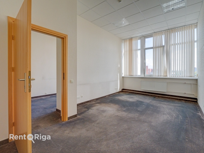 Sludinājumi. Kvalitatīvs, kompakta izmēra birojs renovētā ēkā  Ganību dambī 24D.  Birojs atrodas ēkas 3. stāvā, Cena: 220 EUR/mēn Foto #5