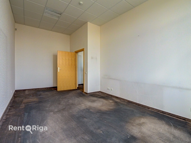 Sludinājumi. Kvalitatīvs, kompakta izmēra birojs renovētā ēkā  Ganību dambī 24D.  Birojs atrodas ēkas 3. stāvā, Cena: 220 EUR/mēn Foto #6