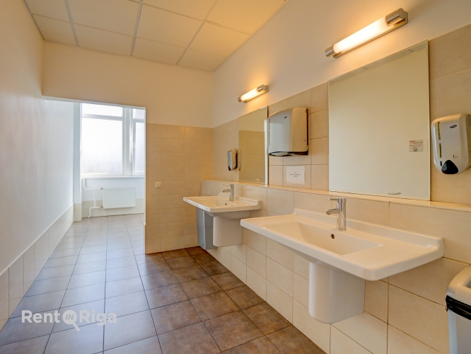 Sludinājumi. Kvalitatīvs, kompakta izmēra birojs renovētā ēkā  Ganību dambī 24D.  Birojs atrodas ēkas 3. stāvā, Cena: 134 EUR/mēn Foto #7