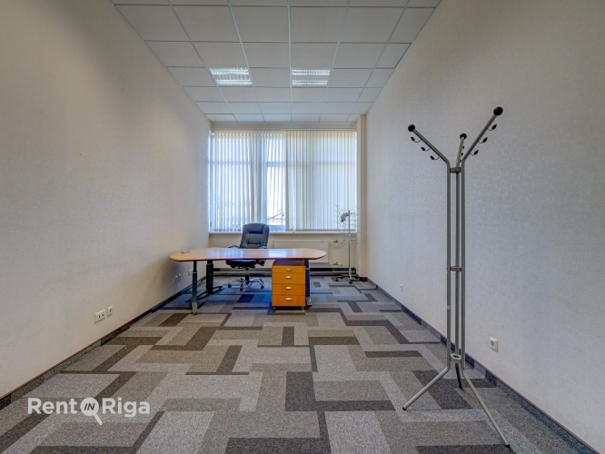 Sludinājumi. Kvalitatīvs, kompakta izmēra birojs renovētā ēkā  Ganību dambī 24D.  Birojs atrodas ēkas 3. stāvā, Cena: 134 EUR/mēn Foto #1