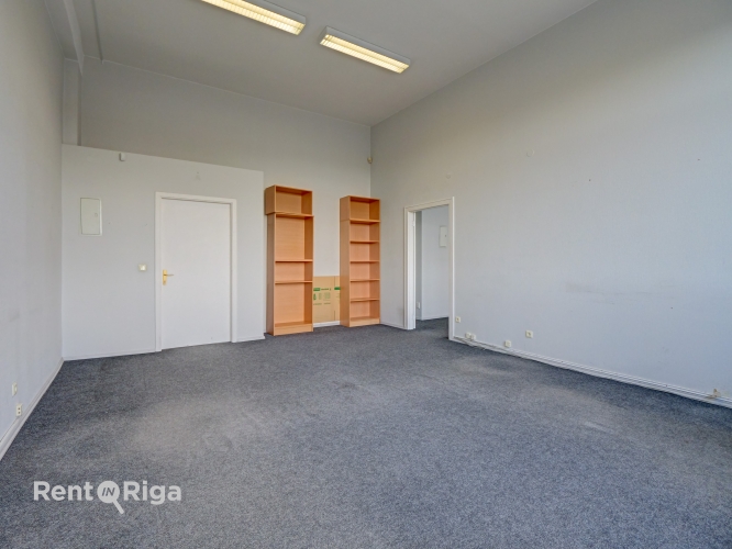 Sludinājumi. Kvalitatīvs, kompakta izmēra birojs renovētā ēkā  Ganību dambī 24D.  Birojs atrodas ēkas 4. stāvā, Cena: 330 EUR/mēn Foto #6