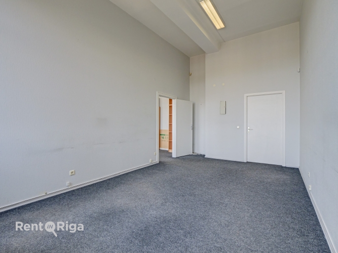 Sludinājumi. Kvalitatīvs, kompakta izmēra birojs renovētā ēkā  Ganību dambī 24D.  Birojs atrodas ēkas 4. stāvā, Cena: 330 EUR/mēn Foto #9