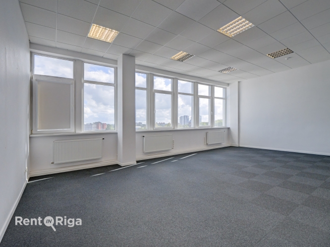 Sludinājumi. Kvalitatīvs, kompakta izmēra birojs renovētā ēkā  Ganību dambī 24D.  Birojs atrodas ēkas 5. stāvā, Cena: 381 EUR/mēn Foto #1