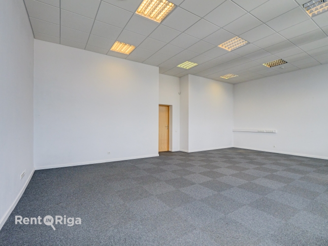 Sludinājumi. Kvalitatīvs, kompakta izmēra birojs renovētā ēkā  Ganību dambī 24D.  Birojs atrodas ēkas 5. stāvā, Cena: 381 EUR/mēn Foto #2