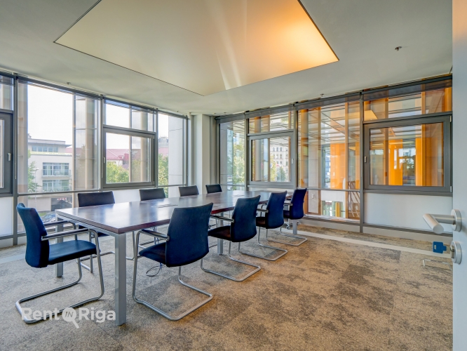 Sludinājumi. Prestižs, uzreiz pieejams un mēbelēts birojs vienā no Rīgas ievērojamākajiem biroju kompleksiem.  Cena: 3680 EUR/mēn Foto #1