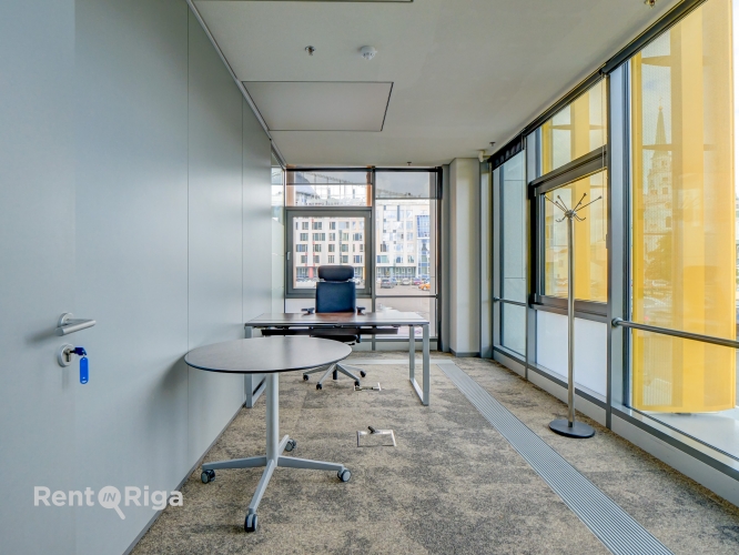 Sludinājumi. Prestižs, uzreiz pieejams un mēbelēts birojs vienā no Rīgas ievērojamākajiem biroju kompleksiem.  Cena: 3680 EUR/mēn Foto #2